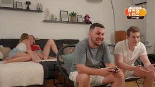 Наши подруги занимаются лесбийским сексом, пока мы играем в приставку