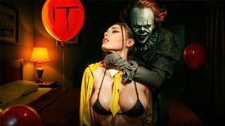 Пеннивайз трахает грудастую брюнетку