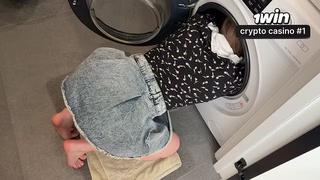 Вот и моя сводная сестра застряла в стиралке