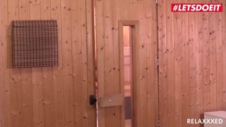 Шикарная красотка после тренировки выебалась в сауне