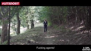 Милая красотка занялась мастурбацией в чаще леса