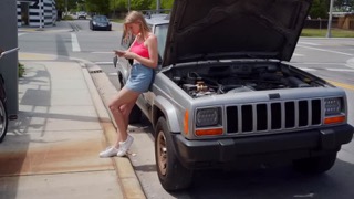 Неопытная красотка еблей расплачивается за услугу механика