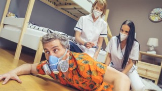 Мужик ебет двух медсестер на проверке короновируса