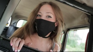 Мужик из такси трахает свою клиентку