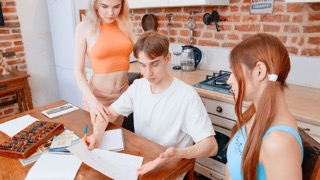 Две сексуальные подружки хотят потрахаться с ботаником