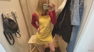 Красотка занимается сексом в примерочной