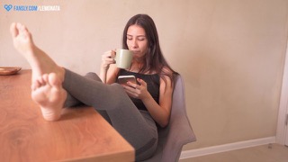 Моя соседка любит трахаться на кухне