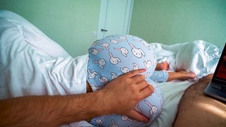 Жопастая сводная сестра хочет помочь мне кончить