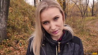 Мужик трахает девушку в красивом лесу