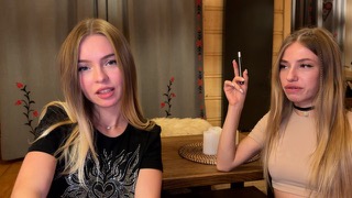 Девушка учит подругу искусному сексу