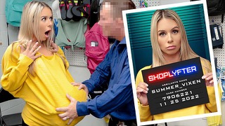 Блондинка трахается с охранником из-за воровства