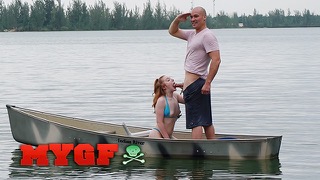 Мужик насаживает на член красотку во время рыбалки