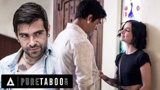 Сексуальная официантка трахается с клиентом после работы