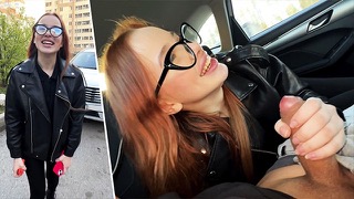 Молодая рыжая красотка хороша в горловом минете