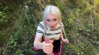 Парень трахает меня на природе